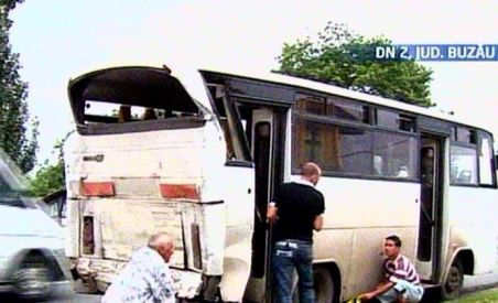 Buzău. Şase persoane au fost rănite după ce microbuzul în care se aflau a fost lovit de un TIR (VIDEO)