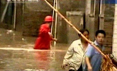 China. Inundaţiile au provocat moartea a 30 de oameni şi pagube de peste 10 miliarde de dolari (VIDEO)