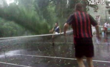 Copac doborât de furtună pe teren în timp ce câţiva tineri jucau tenis (VIDEO)