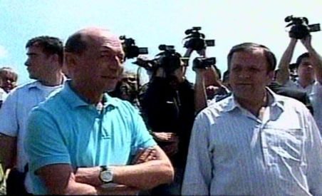 Preşedintele Traian Băsescu îşi continuă vizitele în zonele afectate de inundaţii