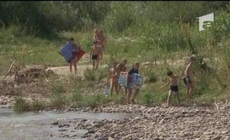 Hunedoara. Şapte copii şi mamele lor, izolaţi din cauza unei viituri pe râul Strei (VIDEO)