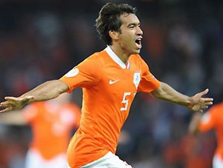 Olandezul Van Bronckhorst poate câ&#537;tiga Cupa Mondială la ultima sa partidă ca fotbalist