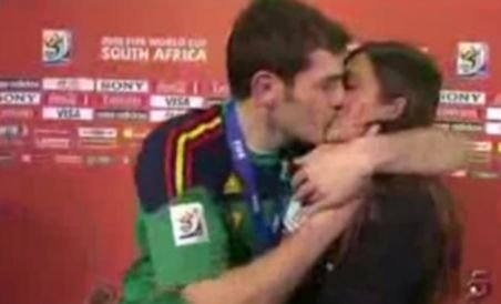Iker Casillas îşi sărută iubita-reporteră în direct, în timpul unui interviu (VIDEO)