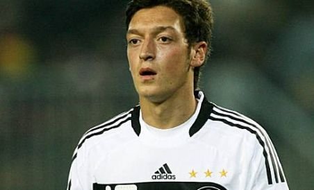 Mesut Ozil va refuza ofertele venite de la marile cluburi ale Europei