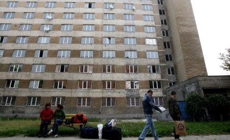 O adolescentă din Timişoara s-a aruncat de la etajul al patrulea al unui cămin studenţesc (VIDEO)