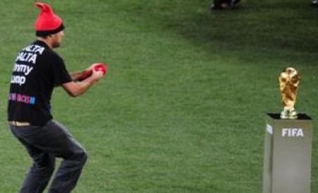 Un fan a încercat să fugă cu trofeul Cupei Mondiale înainte de startul finalei