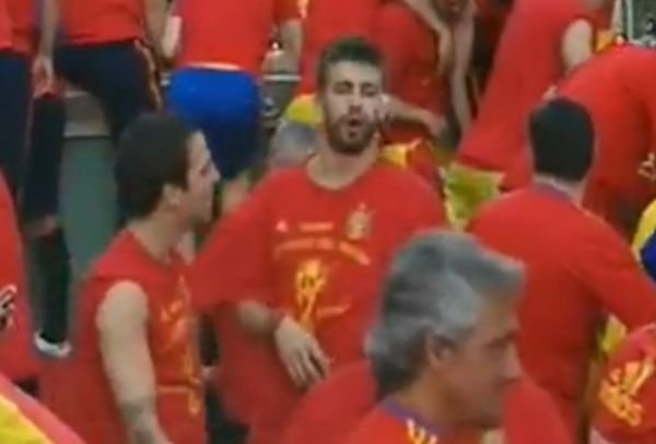 Glumă de campion mondial: Pique l-a scuipat pe fostul preşedinte al Valenciei (VIDEO)