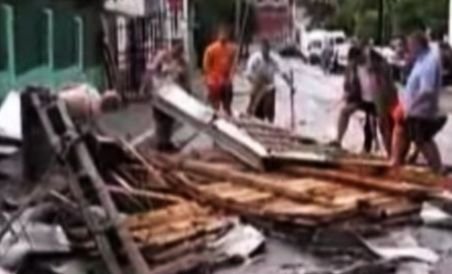 O furtună de câteva minute a făcut ravagii în Piteşti (VIDEO)