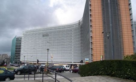 Un fizician bulgar aflat în greva foamei lângă sediul Comisiei Europene, îndepărtat de poliţia belgiană