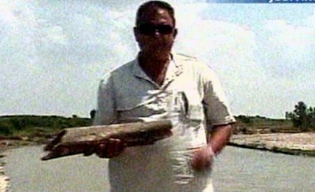 Un pescar a descoperit un os de şase kilograme şi 50 cm lungime, care aparţine unui animal preistoric (VIDEO)