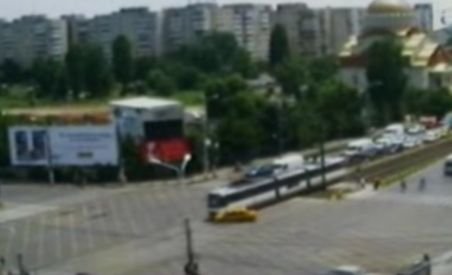 Ciocnire între un tramvai şi un taxi într-o intersecţie aglomerată din Capitală (VIDEO)