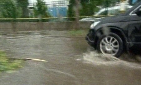 Trei străzi din Târgu Jiu inundate, după ce o conductă cu apă s-a spart