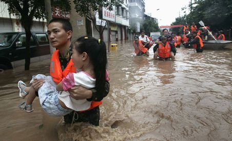 China. Peste 700 de morţi în urma inundaţiilor