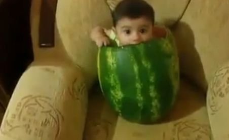 Cum iese un copil dintr-un pepene (VIDEO)