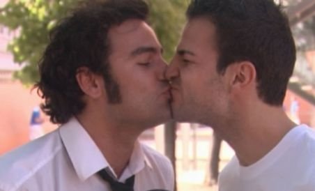 Fabregas se sărută cu UN prezentator TV, după modelul Casillas - Sara Carbonero