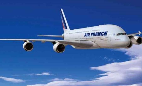 Stewardesă a Air France arestată pentru furt din bagajele pasagerilor
