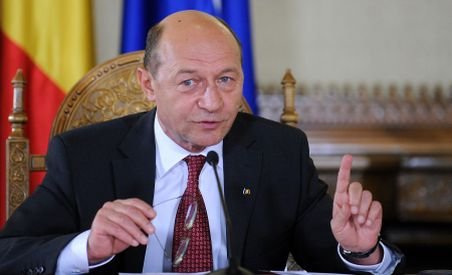Băsescu le-a cerut miniştrilor să facă restructurări "pe bune"