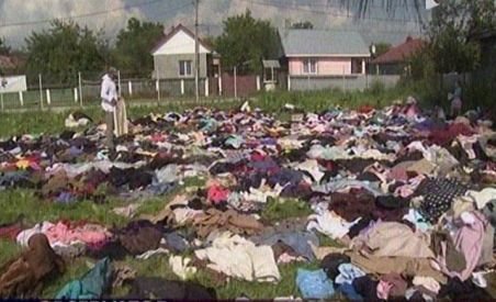 Batjocură la Săuceşti. Ajutoarele trimise sinistraţilor, aruncate pe iarbă de autorităţile comunei (VIDEO)