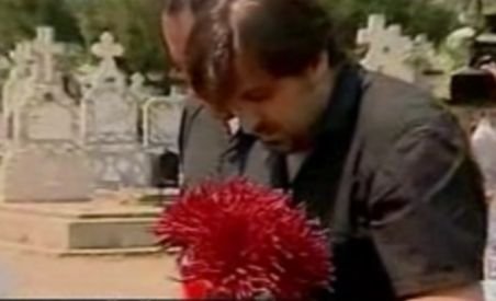 Răceala persistă în familia Mădălinei Manole. Părinţii şi soţul artistei se evită chiar şi la cimitir (VIDEO)