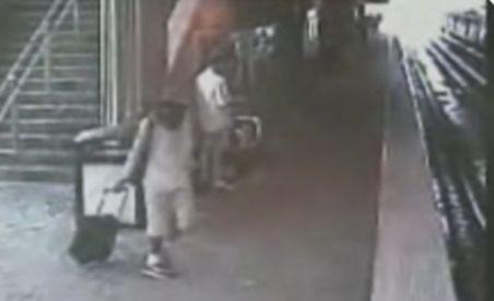 SUA. O femeie oarbă, căzută pe şine, a fost salvată înaintea sosirii metroului (VIDEO)