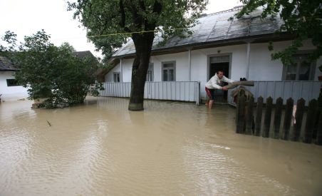 Prăpăd în Caraş-Severin. O ploaie de o oră a inundat sute de case din trei localităţi şi a dat peste cap traficul feroviar şi rutier (VIDEO)