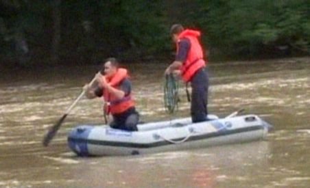 Trei pescari au fost surprinşi de o viitură pe râul Ialomiţa, lângă Târgovişte