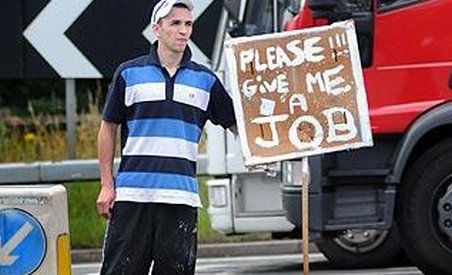 "Vreau un loc de muncă": Şi-a găsit un job, după ce a ieşit cu o pancartă în stradă