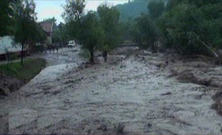 Coşmarul apelor s-a întors. Aproape 10.000 de oameni, izolaţi în localităţi din Dâmboviţa, Prahova şi Buzău (VIDEO)
