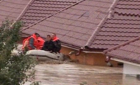 Inundaţii la Bacău, în urma ploilor torenţiale: Un om a murit, peste 100 de familii, evacuate şi drumuri închise (VIDEO)