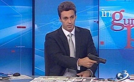 Mircea Badea îşi prezintă pistolul în direct, ca să nu se mai "isterizeze" prompteristele de la TV (VIDEO)