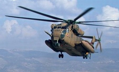 Rămăşiţele elicopterului israelian, împrăştiate pe o distanţă de 200 de metri. Vezi filmul recuperării epavei (VIDEO)