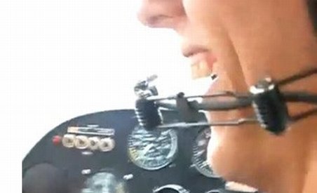 Glumă sadică: Pilotul unui avion se preface că leşină  (VIDEO)