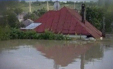 Moldova, lovită din nou de blestemul apelor. La Mărgineni se merge cu barca (VIDEO)
