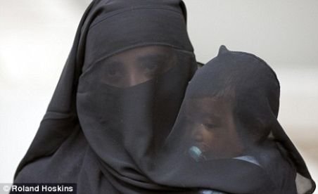 Numărul doi al reţelei Al-Qaida a denunţat proiectul de lege care interzice portul vălului integral în Franţa 