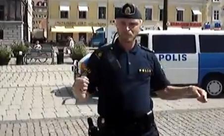 Distracţie în uniformă: Un poliţist din Suedia dansează pe stradă (VIDEO)