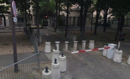 Doi angajaţi ai ambasadei SUA la Paris s-au intoxicat după ce au deschis un plic