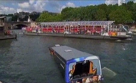 Scenă inedită pe Sena: Un autocar plutitor a captat atenţia turiştilor (VIDEO)