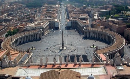 Vaticanul acuzat de ipocrizie, după impunerea unor restricţii vestimentare pentru turişti (VIDEO)