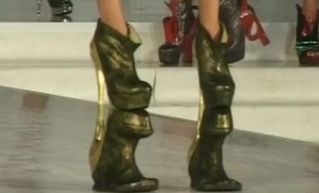 Mihai Albu şi-a prezentat cea mai îndrăzneaţă creaţie: Pantofii cu toc de 37 de centimetri (VIDEO)