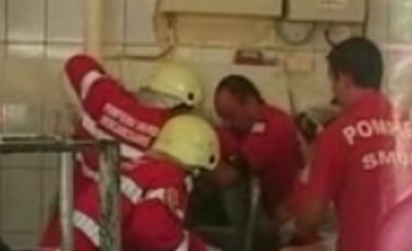 O tânără din Constanţa şi-a prins piciorul în malaxor (VIDEO)