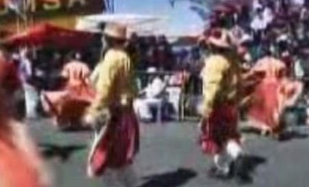 Paradă de costume şi dansuri populare, în capitala Boliviei (VIDEO)