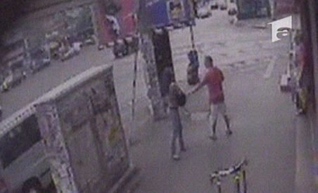 Tânără, atacată în centrul Capitalei. Niciun trecător nu a intervenit (VIDEO)