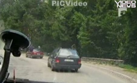 Distracţie pe drumul spre Bâlea Lac. Pasageri din două maşini au ieşit pe geamurile vehiculelor (VIDEO)