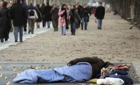 Romilor le place Parisul: Champs Elysees, noul ?domiciliu? al persoanelor fără adăpost