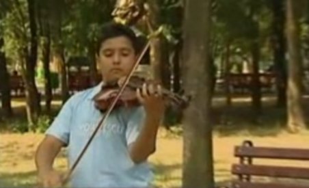 Mircea Dumitrescu, supranumit "micuţul Paganini", uimeşte lumea cu talentul său la vioară (VIDEO)