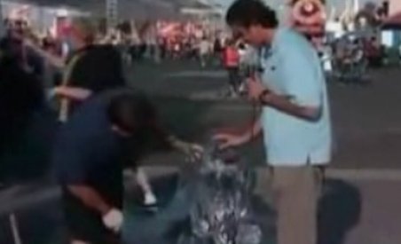 Reporter neîndemânatic: Sparge o sculptură de gheaţă în direct (VIDEO)
