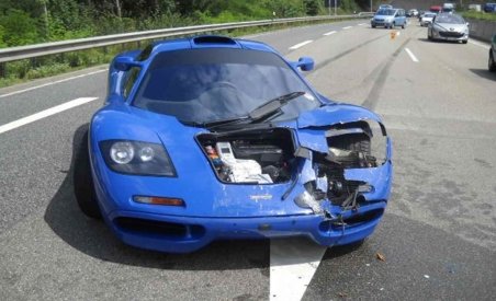 Unul dintre rarele McLaren F1, implicat într-un accident pe o autostradă din Germania (FOTO)