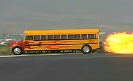 Autobuz cu reacţie: Atinge 587 km/h şi consumă 600 de litri de combustibil în câteva sute de metri (VIDEO)