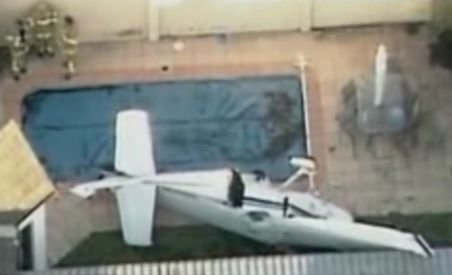 Australia. Un avion s-a prăbuşit în curtea unei case. Pilotul şi pasagerul său nu au păţit absolut nimic (VIDEO)