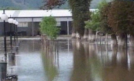 Furtunile fac ravagii în Arad şi Bistriţa Năsăud: o comună inundată şi trafic feroviar blocat pe valea Mureşului (VIDEO)